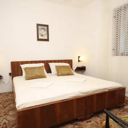 Komiza 8926a Apartment Vis
